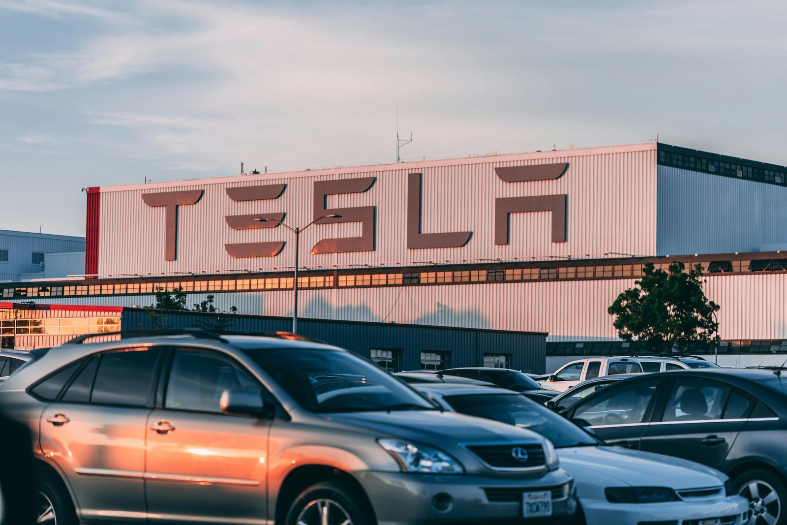Tesla en crise : un signe des bouleversements du marché automobile ?